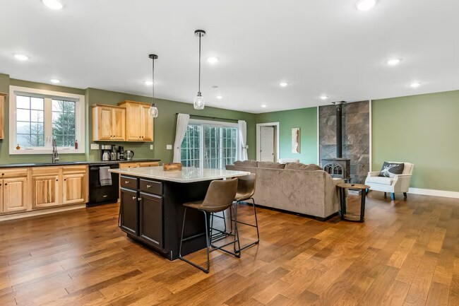Building Photo - 4 Bedroom in Waterbury, VT Available NOW (Furnished + Utilities included)