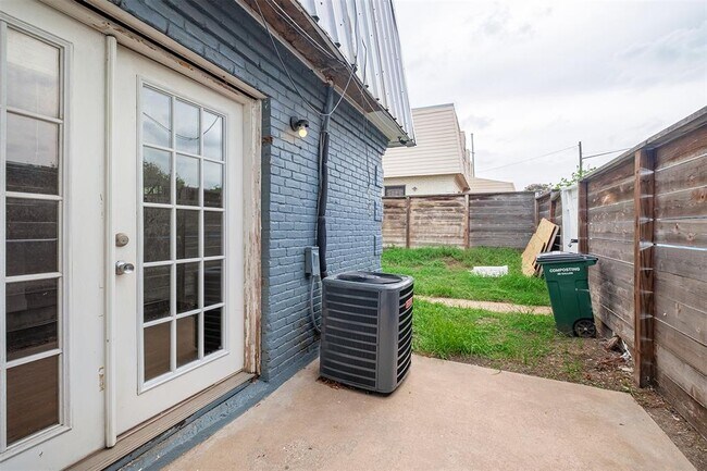 Building Photo - 2217 Mission Hill Dr