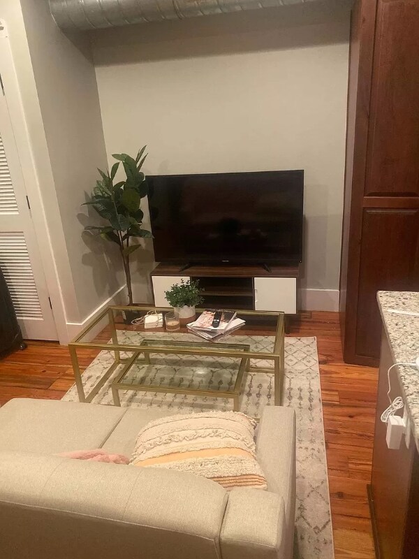 Building Photo - 15 Sires St