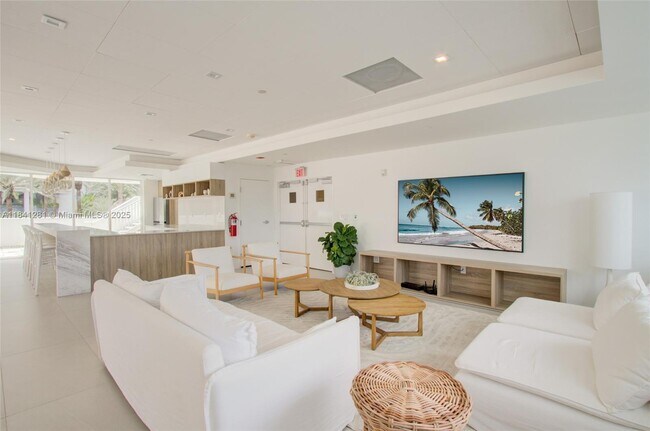 Building Photo - 5900 Collins Ave