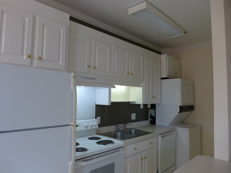 Building Photo - 102 S William St