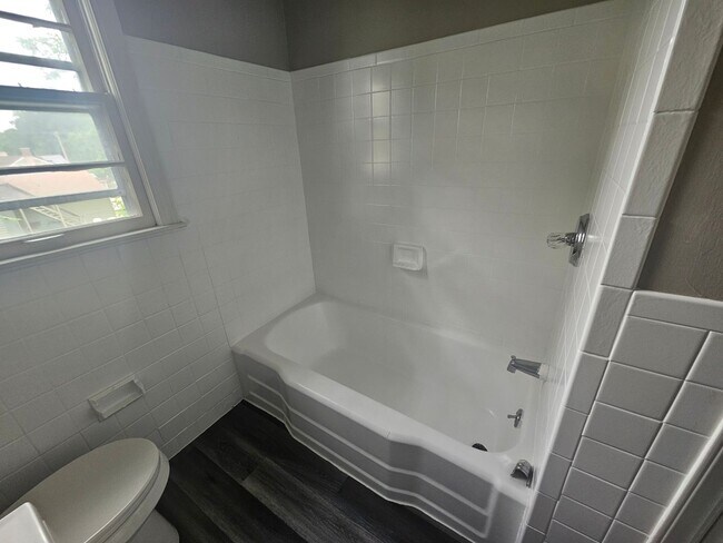Building Photo - 800-802 E 75th Terrace - Duplex