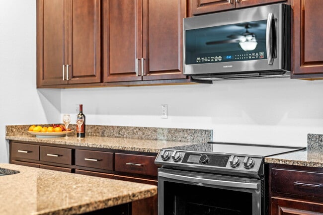 Building Photo - Spacious 4-Bed / 2-Bath Home with 3-Car Garage in Apopka with Modern Touches!