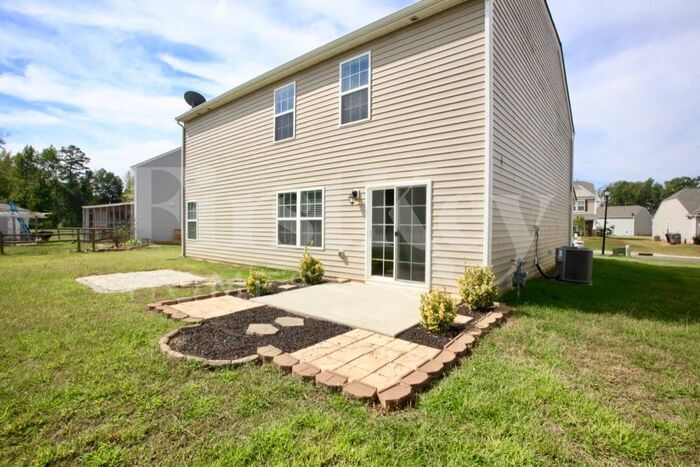 Building Photo - 413 Lind Point Ln