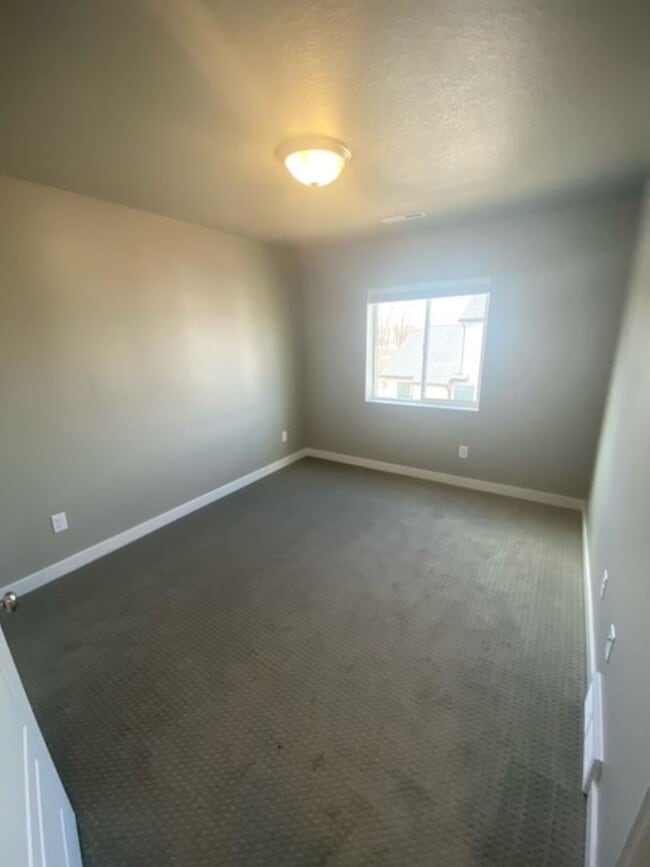 Building Photo - Beautiful Bountiful Townhome