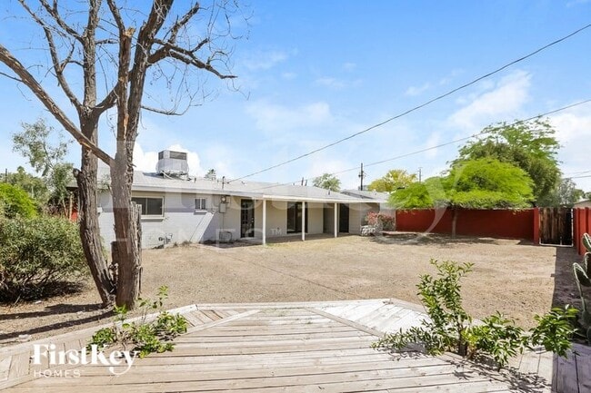 Building Photo - 1007 W 10th St