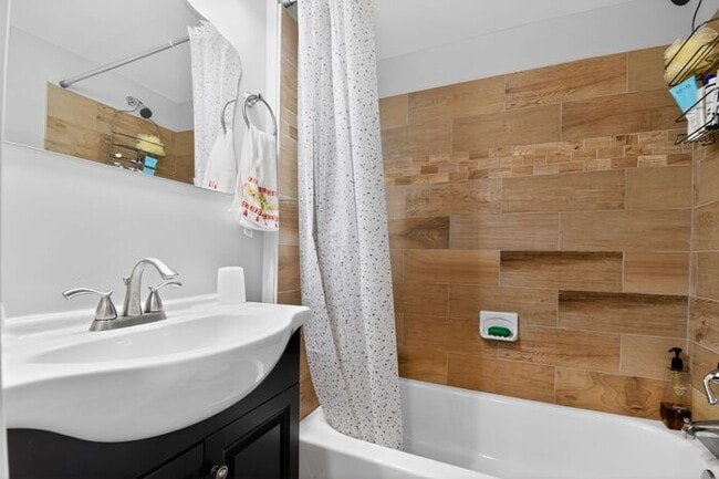 Building Photo - 816 Geranium St NW