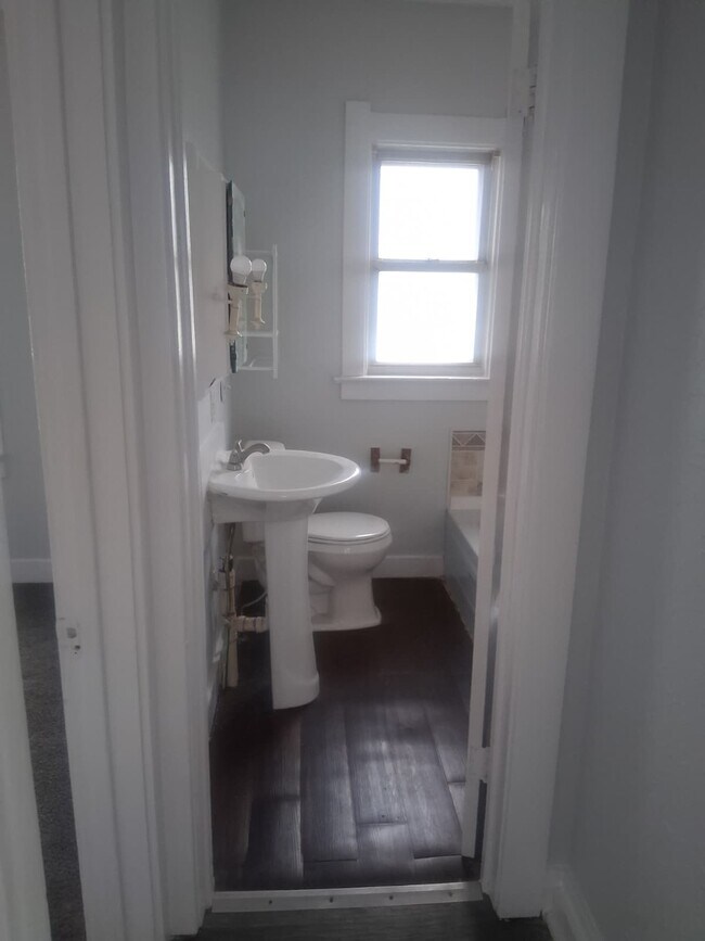 Building Photo - 1942 Barrows St