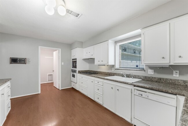 Building Photo - 13318 Queensride Ln