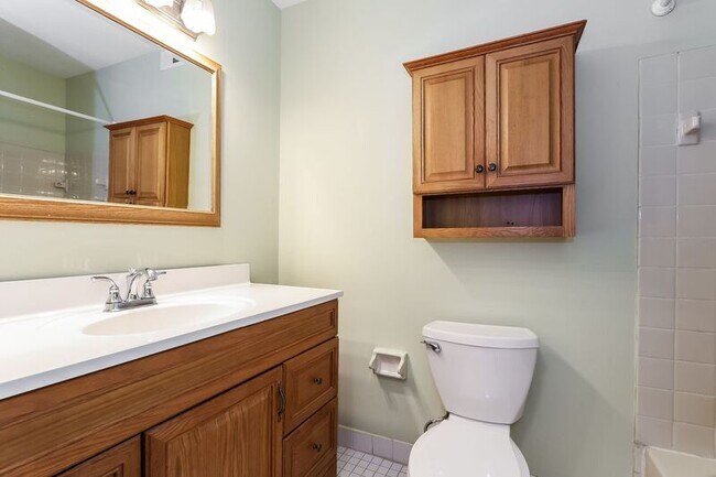 Building Photo - 654 B Woodford Lane