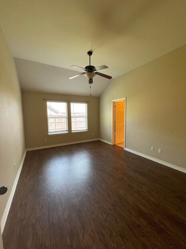 Building Photo - Gorgeous 3-bed/1-bath with garage!
