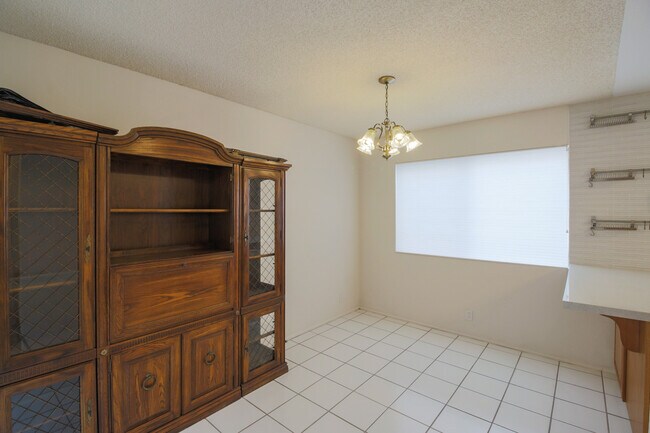 Building Photo - Beautiful Tri-Level 2BD + BONUS ROOM 3BA T...