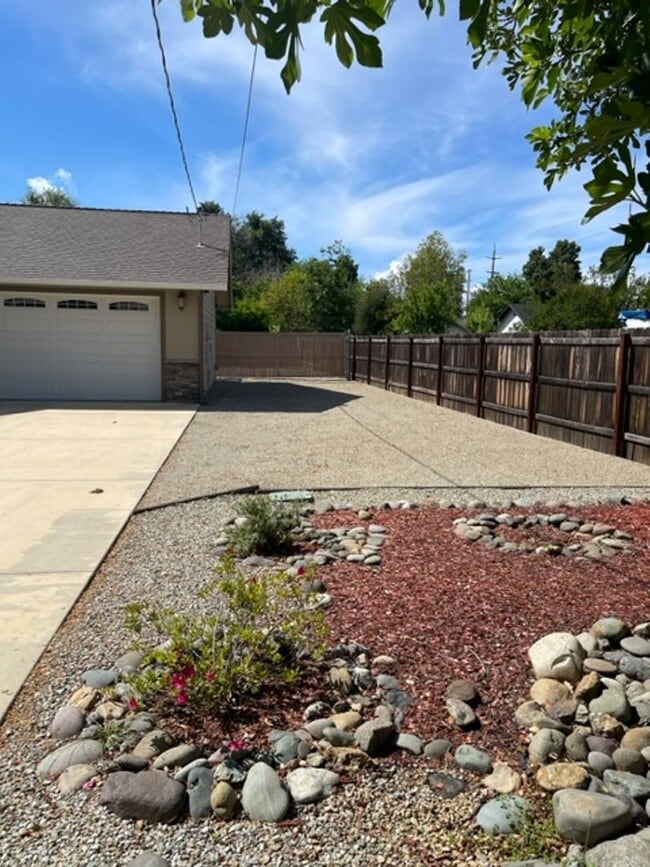 Building Photo - 3 Bedroom Home in Mistletoe Neighborhood