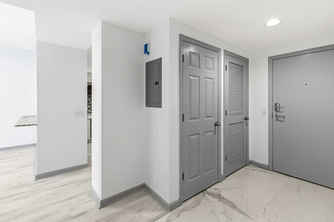 Building Photo - MOVE IN SPECIAL- Beautiful Newly Renovated 2/2 Condo at The Waverly on Lake Eola in Downtown Orlando