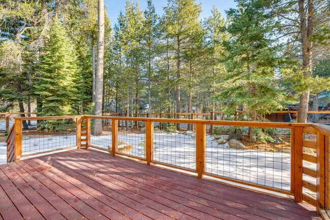 Building Photo - 7040 Bellevue Ave