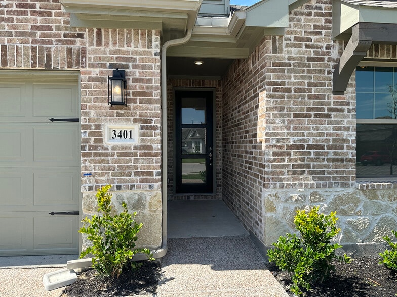 Building Photo - 3401 Paintbrush Path