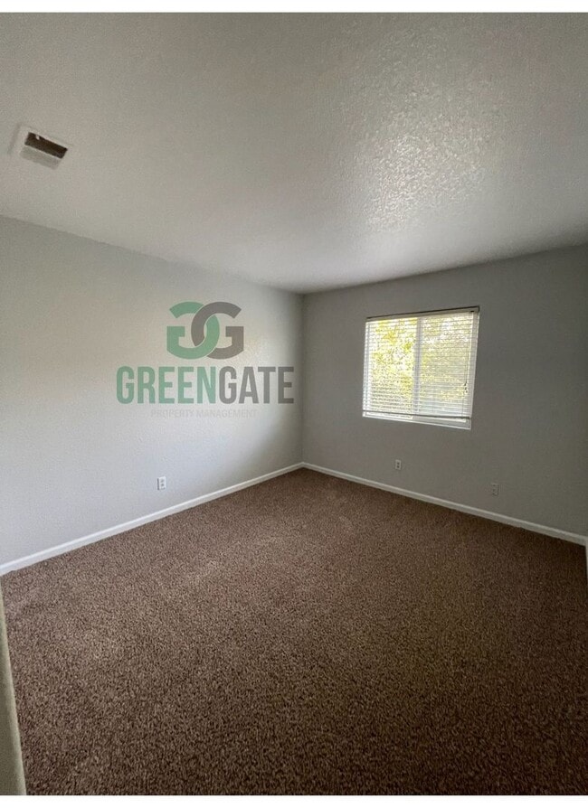 Building Photo - Two story 4 bedroom, 2.5 bath home in Stoc...