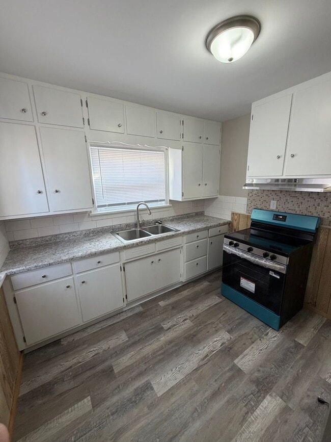 Building Photo - 3 Bedroom House - Rock Island