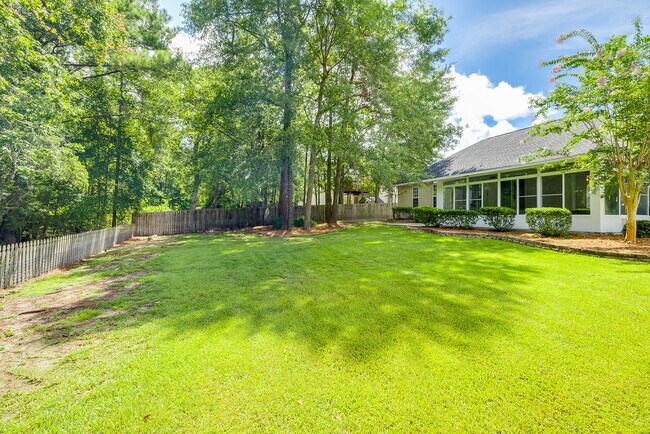 Building Photo - 868 Young Way