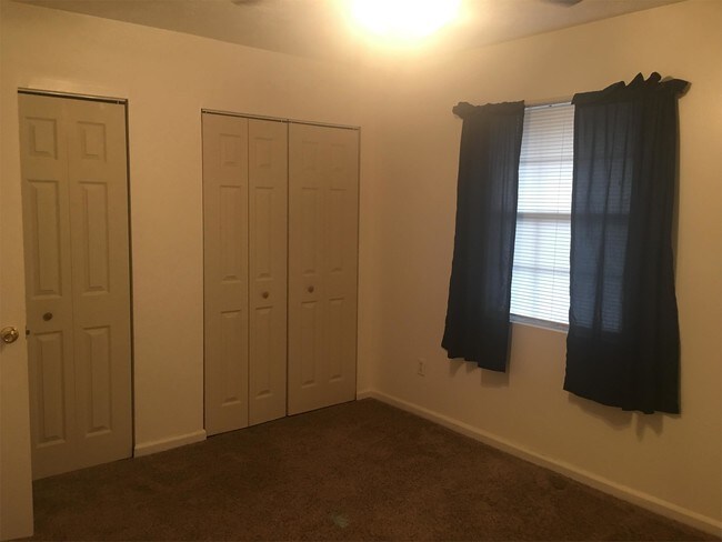 Building Photo - 205 Meadowbrook Ct