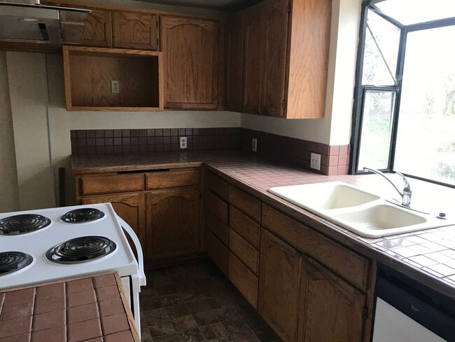 Building Photo - Farmhouse on huge lot