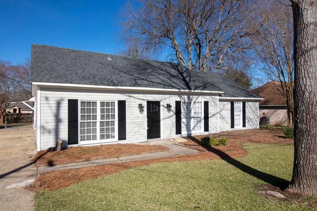 Building Photo - ** 4 bed 2 bath located off Vaughn Rd ** C...