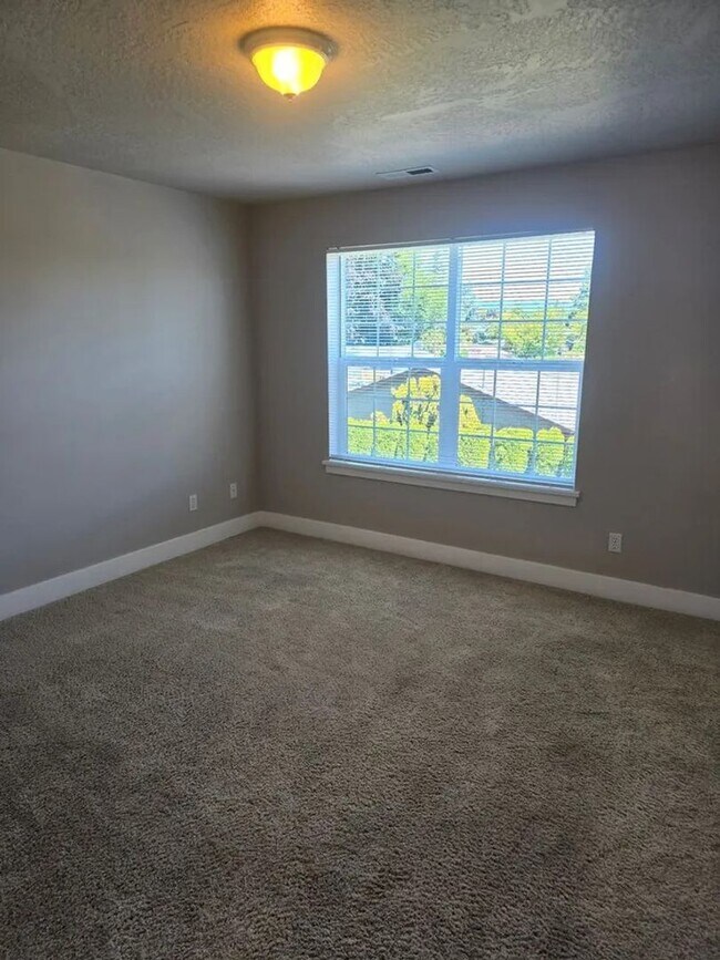 Building Photo - 3 Bedroom House in Cal Young Area