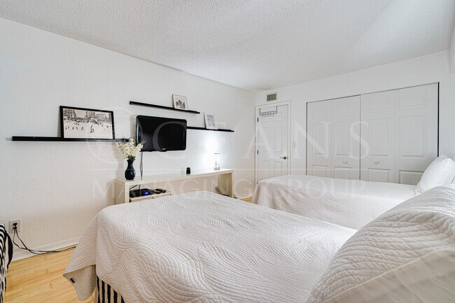 Building Photo - 2 bedrooms, 1 bath Condo located near the ...