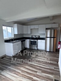 Building Photo - 725 Edith Blvd SE