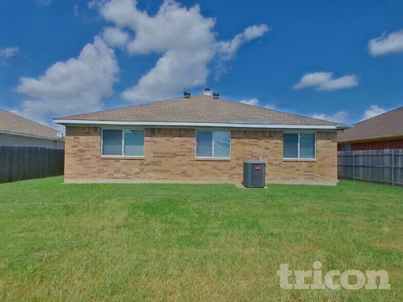 Building Photo - 6910 Meadow Bend Dr