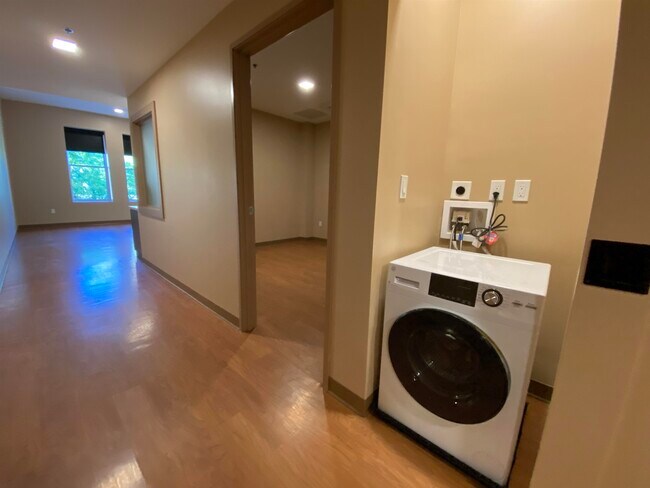 Building Photo - 83 Hanover St