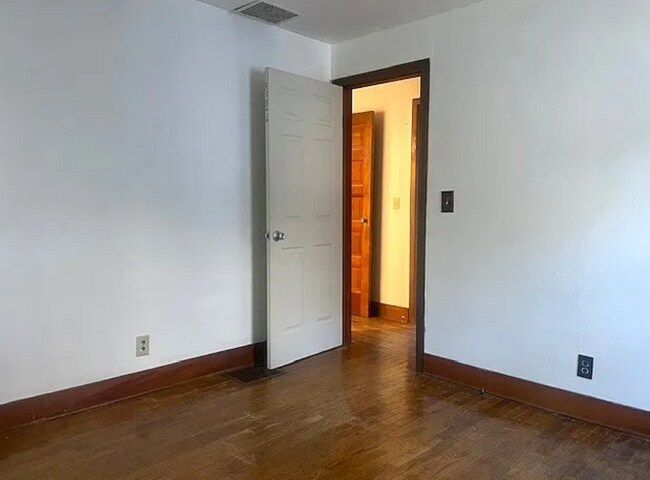 Building Photo - 813 E Washington St