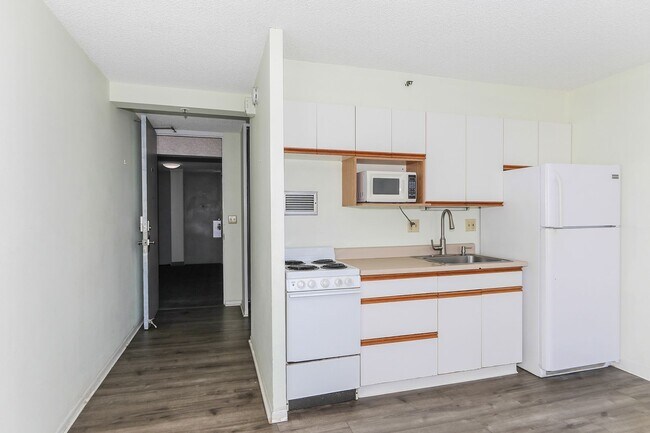 Building Photo - Marine Surf - Studio 1b 1parking! in Waikiki