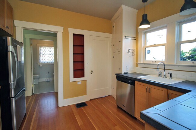 Building Photo - 6435 NE Cleveland Ave