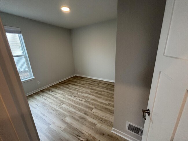 Building Photo - 549 Calvin Ln