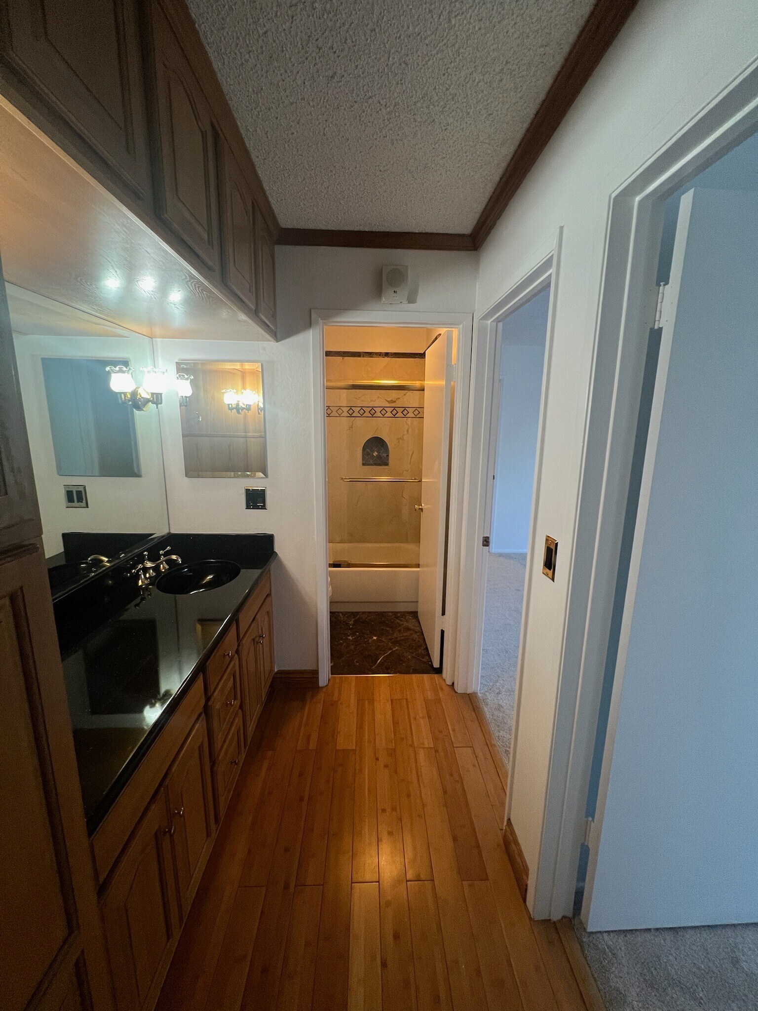 Building Photo - 2 Commodore Dr