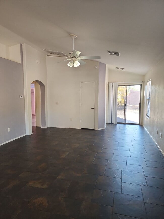 Building Photo - "Charming 3-Bedroom Oasis in Sahuarita - Spacious Living Awaits!"