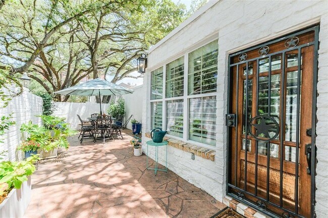 Building Photo - 8638 Oakford Dr