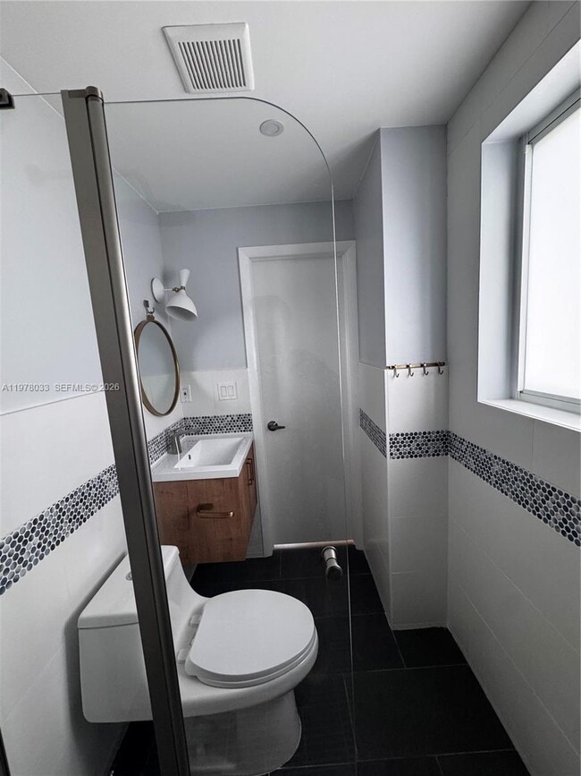 Building Photo - 2855 Royal Palm Ave