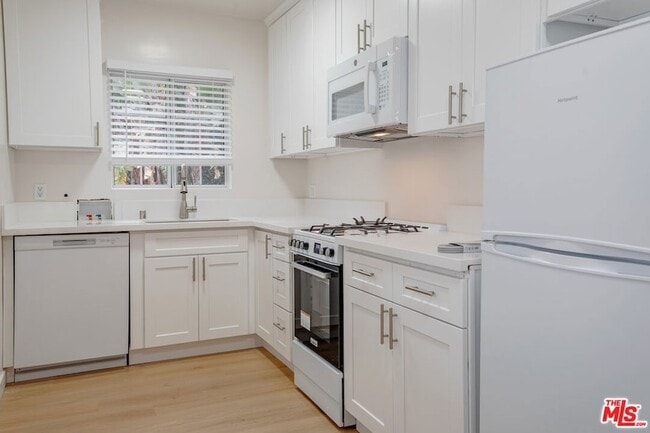 Building Photo - 2401 Beachwood Dr