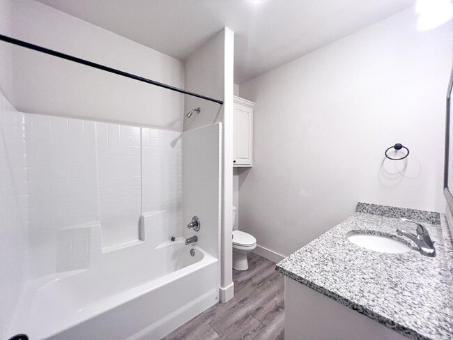 Building Photo - Truly OUTSTANDING Contemporary Floorplan/C...