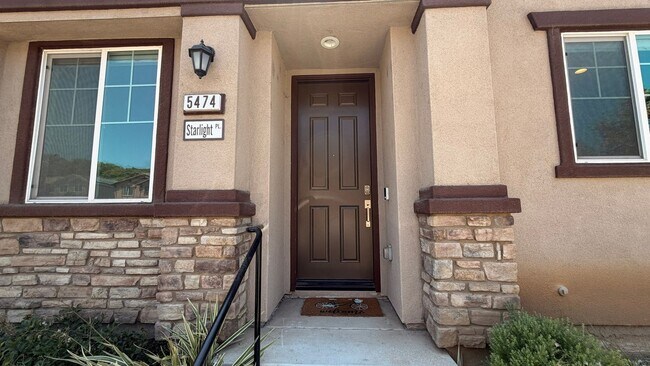 Building Photo - Modern Townhouse in Fairview Community of Bonsall