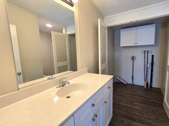 Building Photo - 165 Cattle Ln