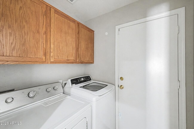 Building Photo - 1321 N Malibu Ln