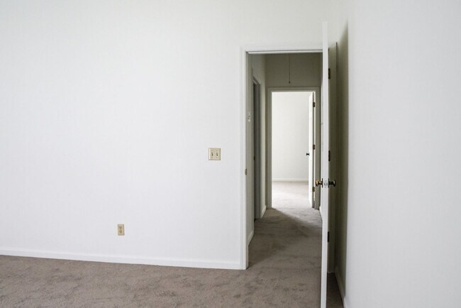 Building Photo - Two Bedroom Townhome!