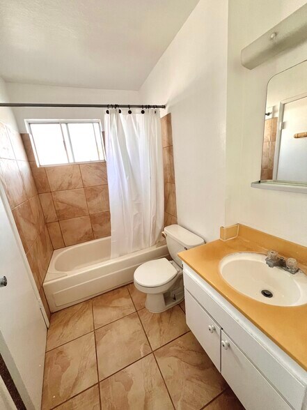Full bath upstairs - 38612 Royal Ann Cmn