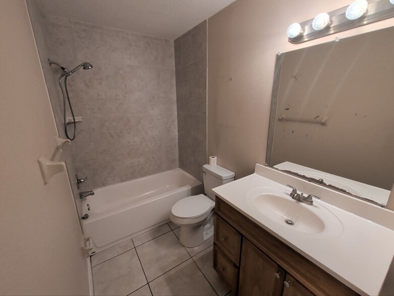 Building Photo - 2560 E Constance Ct