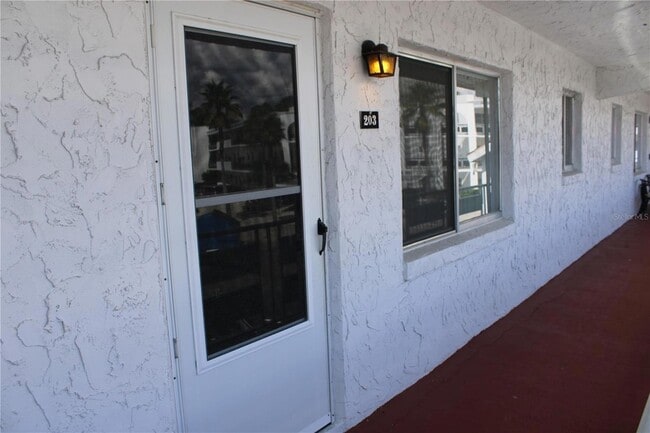 Building Photo - 1100 Martinique Dr