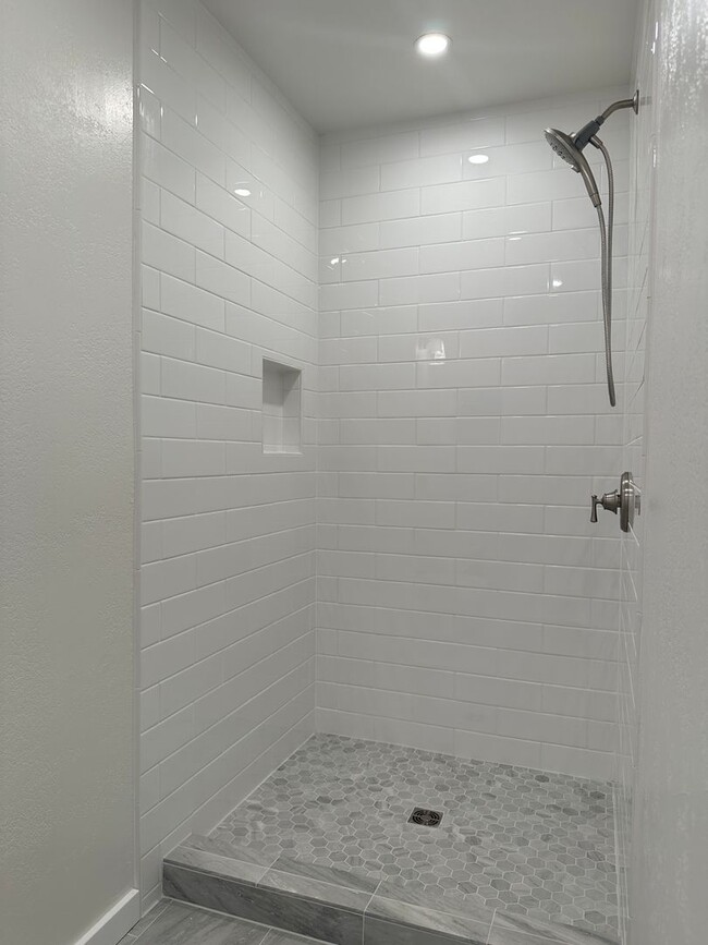 Building Photo - Downtown Craftsman - Live/Work - Zoned Mix...