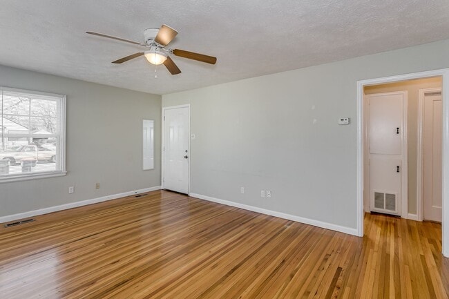 Building Photo - 2 Bed 2 Bath with Basement!